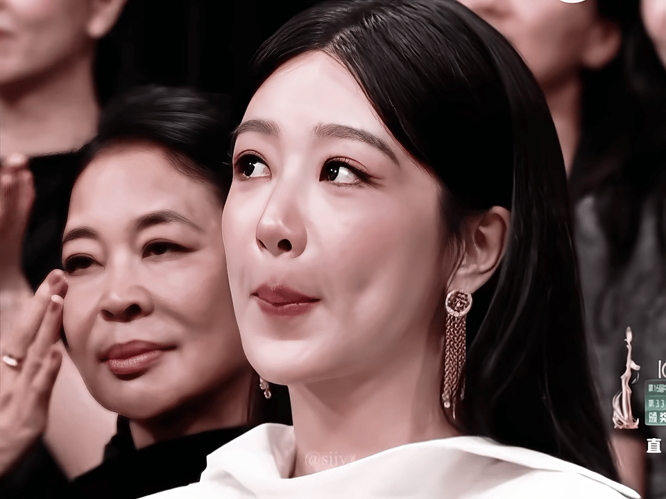 杨紫听于和伟发言哭了杨紫金鹰奖台下眼含热泪被台下杨紫的反应打动，听于和伟发言眼含