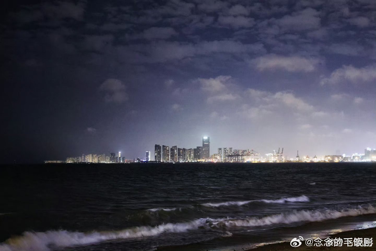 毛晓彤星光大赏没约到摄影师笑不活了！毛晓彤因为星光大赏没约到摄影师，连夜海边拍出