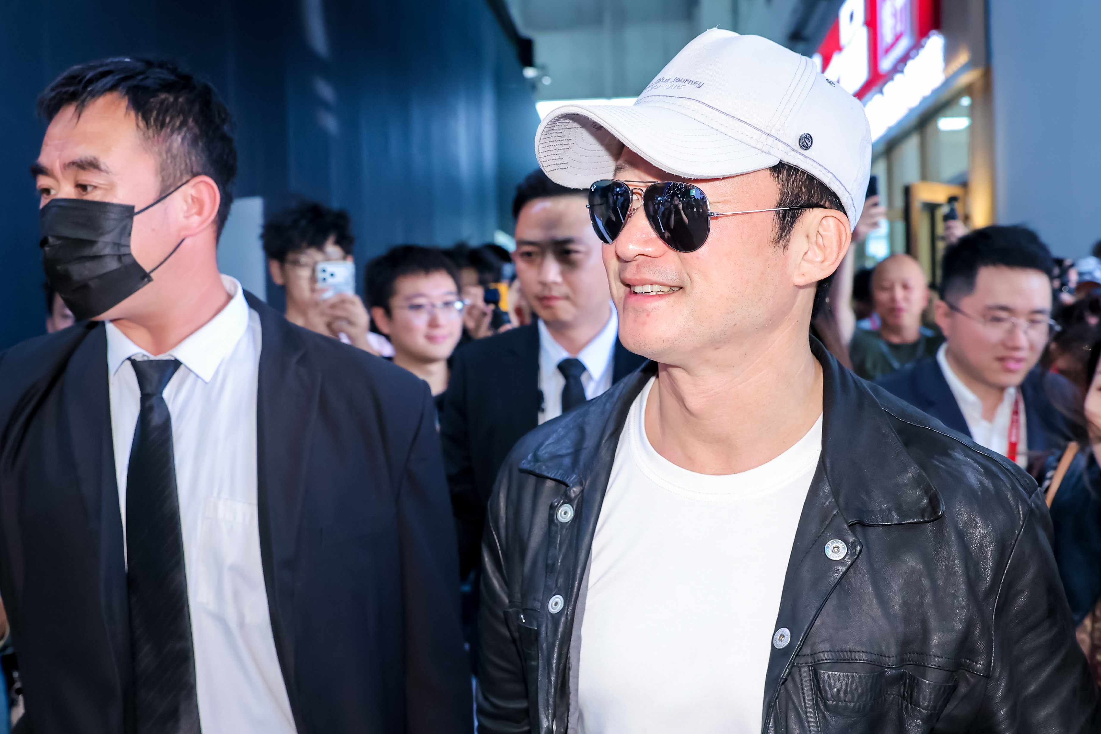 从北京81展台路过，被人群推着走，结果看到吴京就在不远处！北京81展台偶遇吴京2