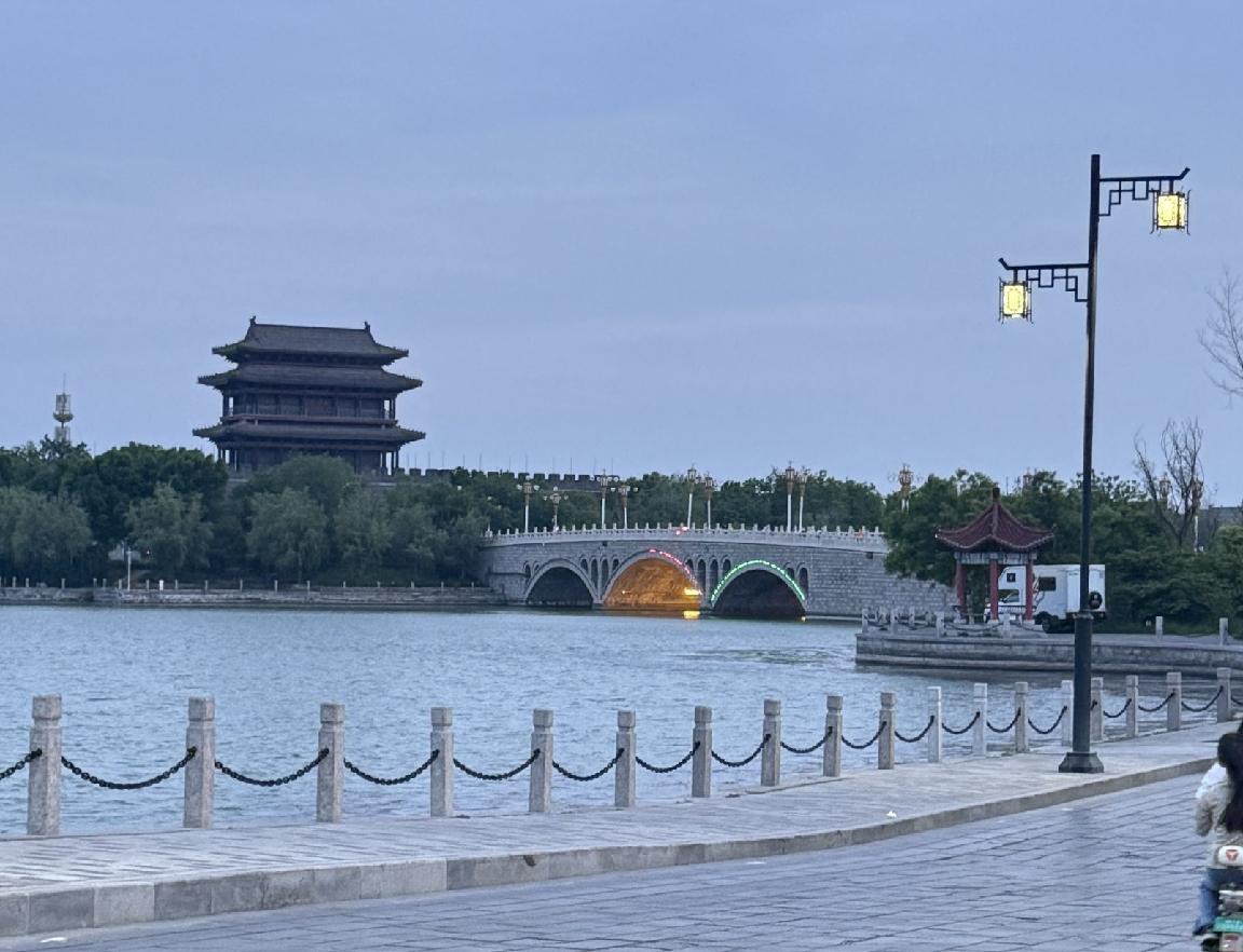 湖边散步，远处的古塔很壮观。天色渐渐暗了下来，流光溢彩，美轮美奂的灯光秀，漂亮白