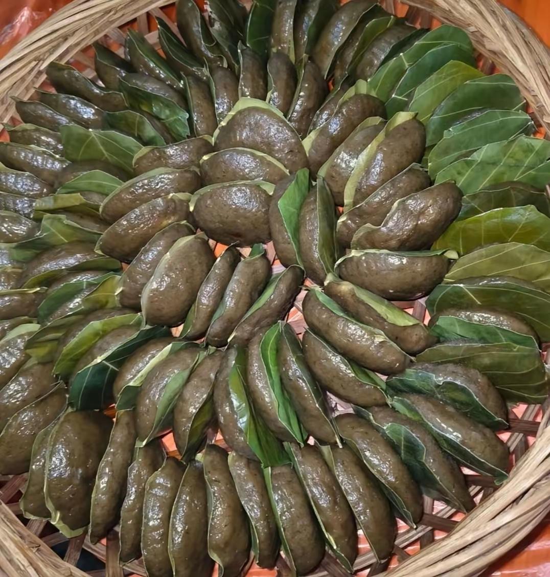 木叶籺是湛江的乡土美食
逢年过节家庭必备的食品
除了食用之外
主要是用来拜祖拜神