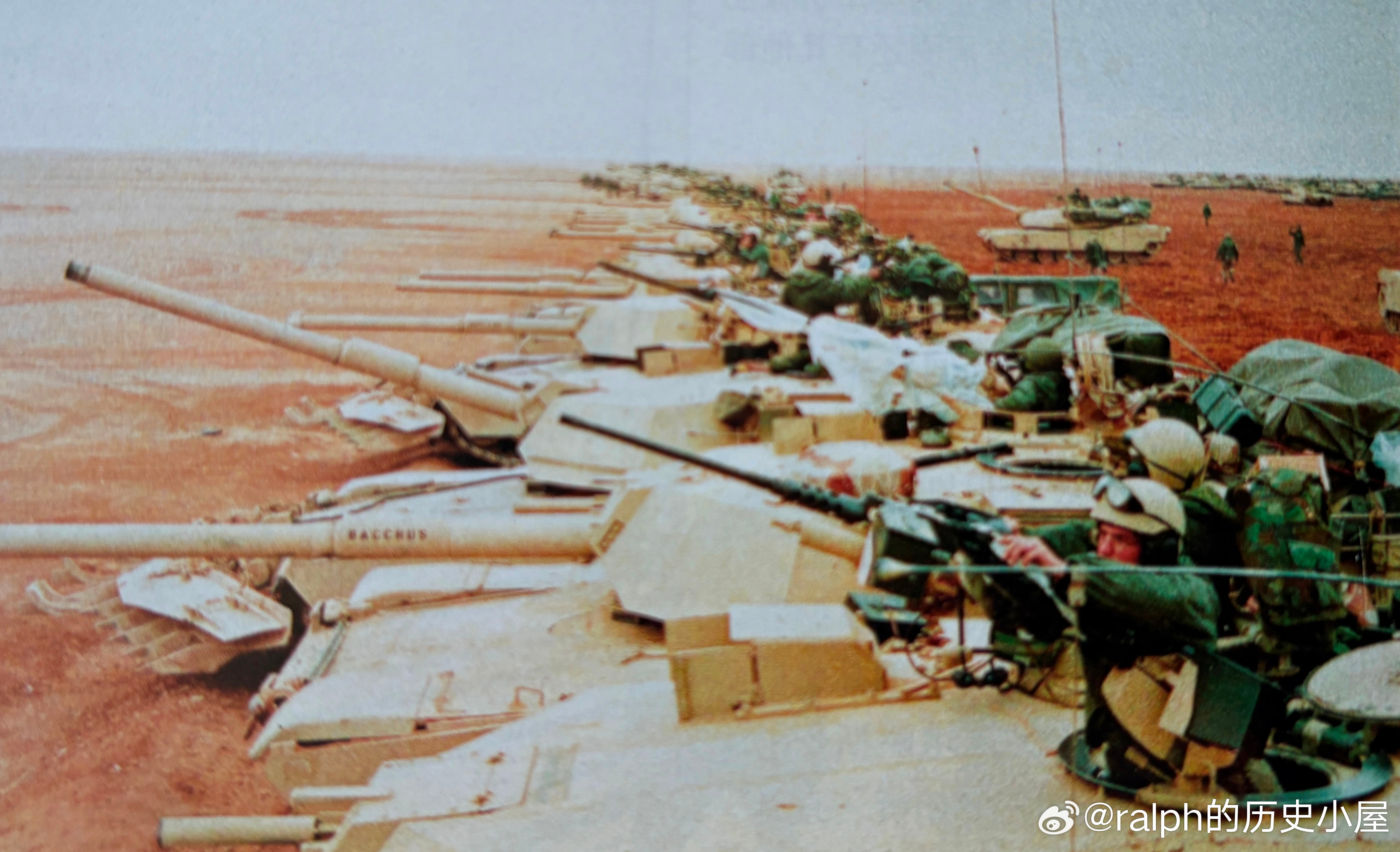 1991年2月在骑兵侦察车后方待命冲击的M1坦克集群。当时美军M1坦克装有高分辨