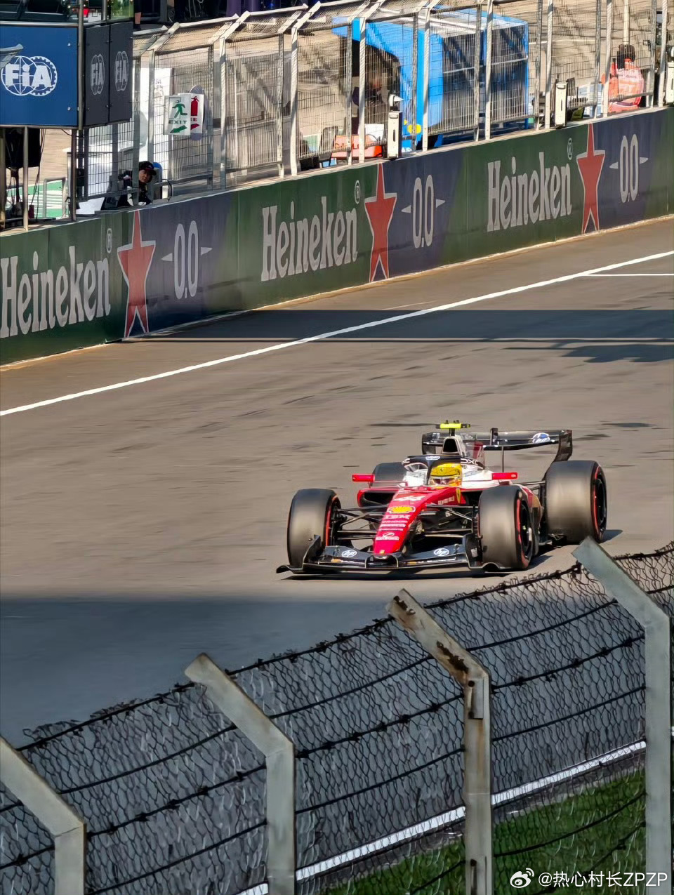 F1冲刺排位赛梅奔双男主包揽冲刺赛排位一二这狠AMG拍摄没看冲刺赛!窝法怎么回事