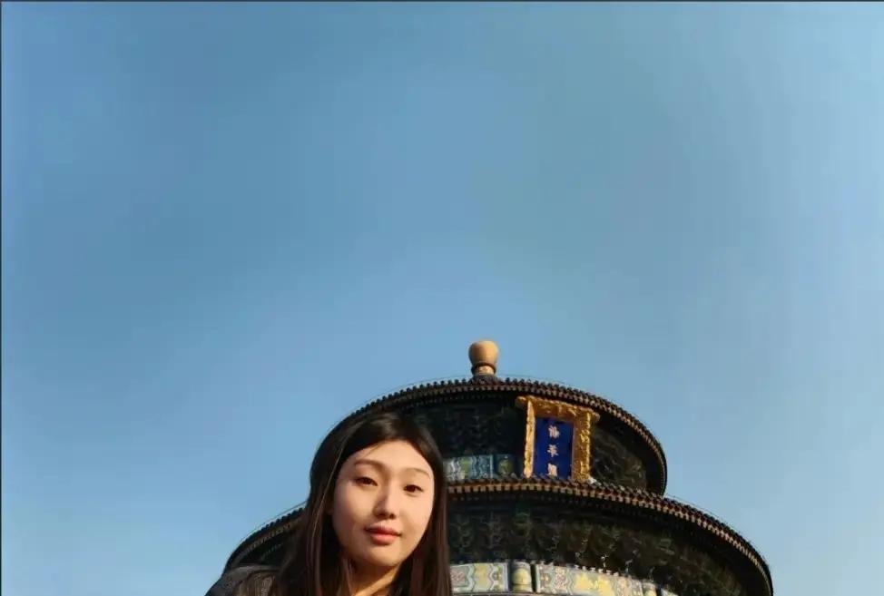 天坛偶遇王艺迪，主力也逛街
 
昨晚天坛北门，她裹着黑色羽绒服排队买糖葫芦，前面