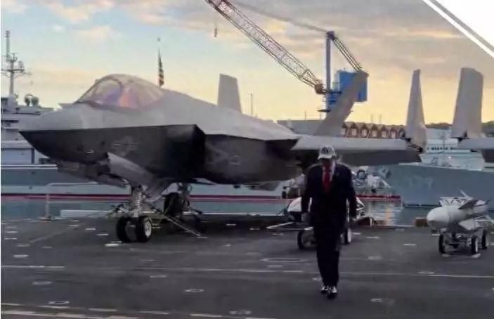 特朗普在美军“华盛顿”号航母上发表讲话，入场时手拍身旁导弹，还跳“魔性”舞蹈 ​