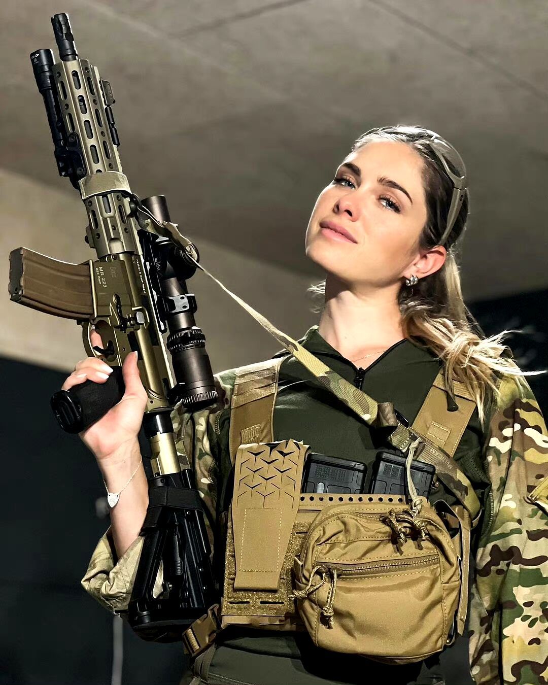 国外美女与枪械，感觉现在西方的步枪都是HK416的衍生版，图片中的MR223半自