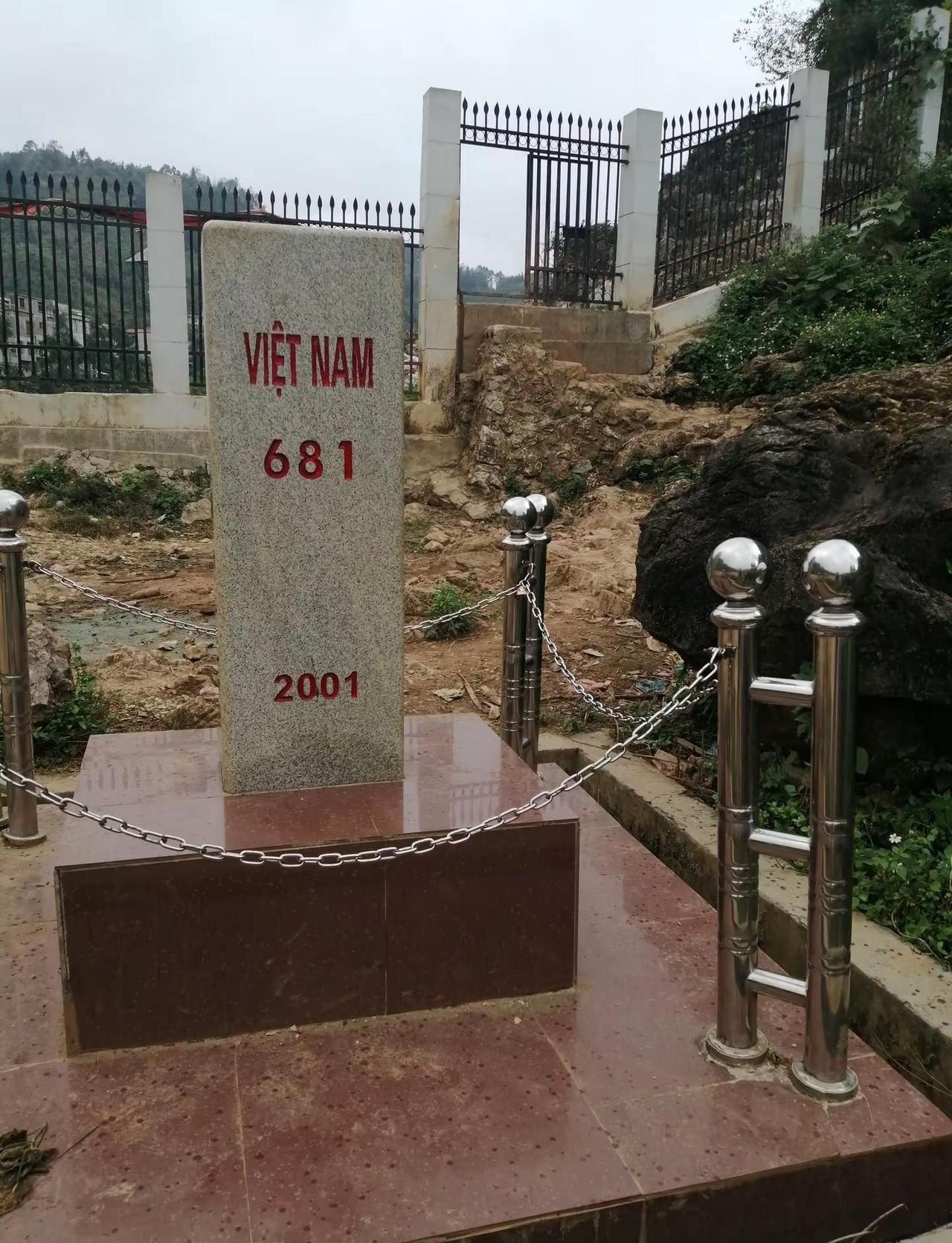 真正的平静，不是避开车马喧嚣，而是在心中修篱种菊。纵使外界波涛汹涌，内心依旧可以