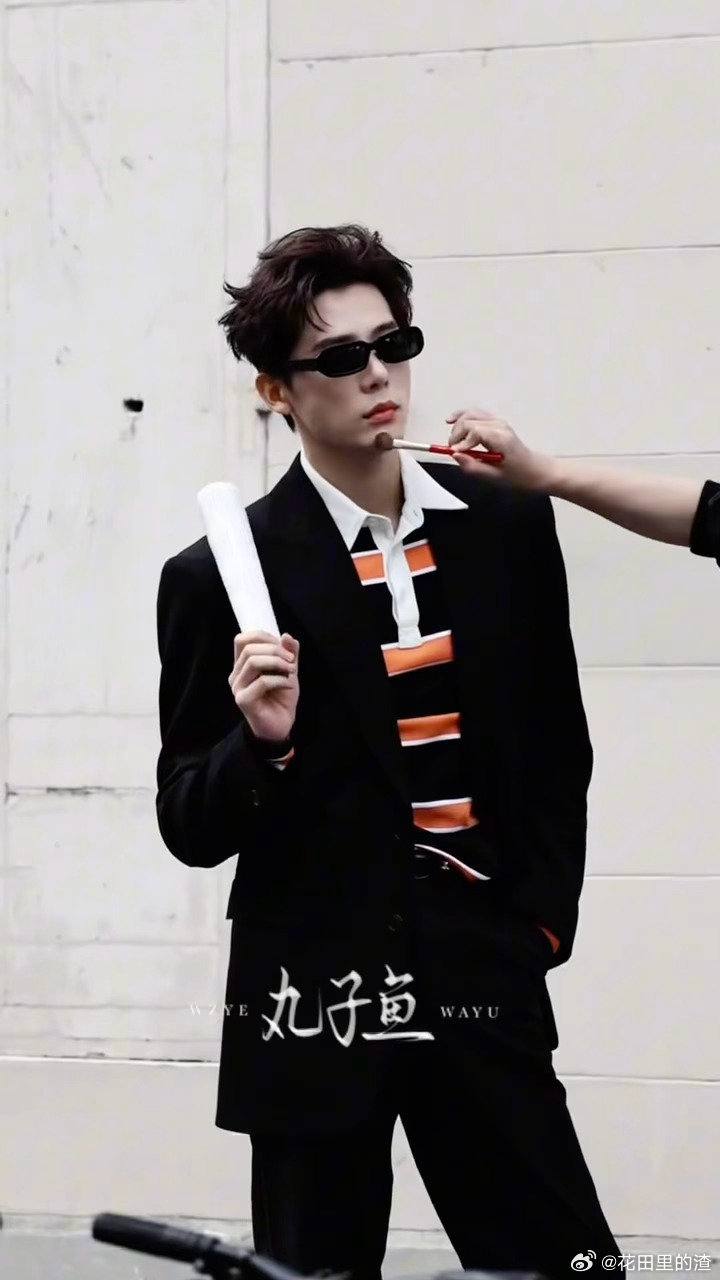 王安宇我在巴黎排队有点挤王安宇不像来看秀的像来收购的 老钱风雅痞搭配霸总气场，王