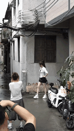 她小巷子里站着瞅啥？👀
有知道的吗？[泣不成声]