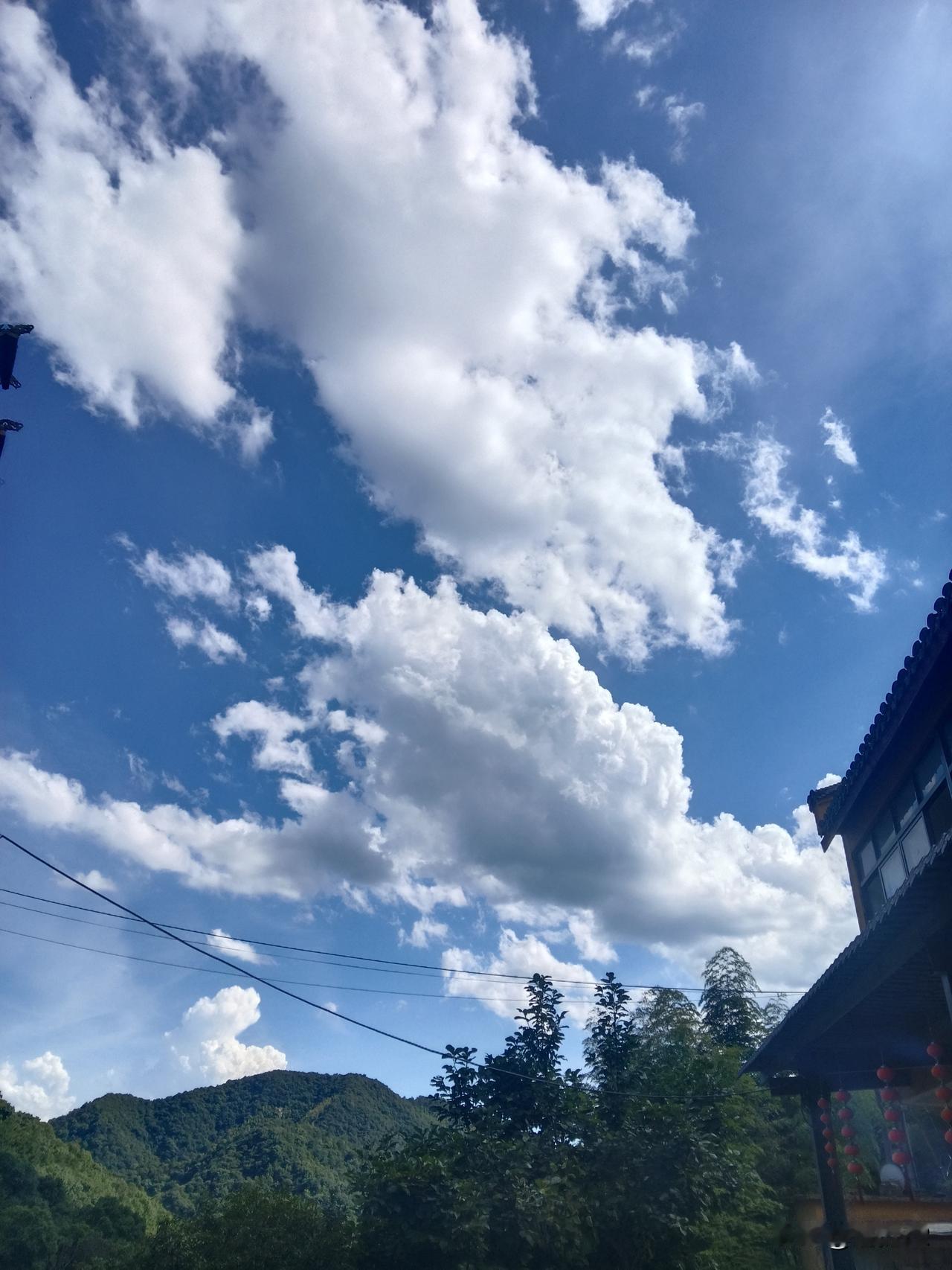 这是我年轻时听一位做粮食生意的中间商说的话。他说的是皖北方言，完整表述是“人到穷