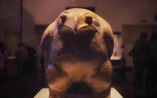 1957年，一位陕西男孩刚出门，一只公鸡就气势汹汹地冲过来，在他腿上狠狠地啄了一