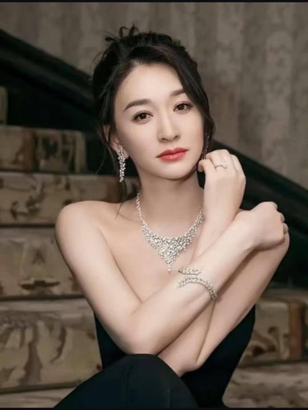 炸穿热搜！李小冉深夜13字官宣离婚！瞒了一整年，真相太清醒
 
谁都没预判到！1