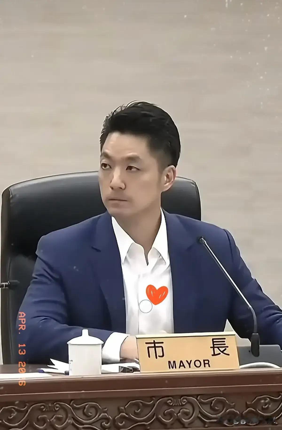 那么，应不应该回迁，先说说毛主席在世时是如何对待蒋介石的。
1956年，毛主席写