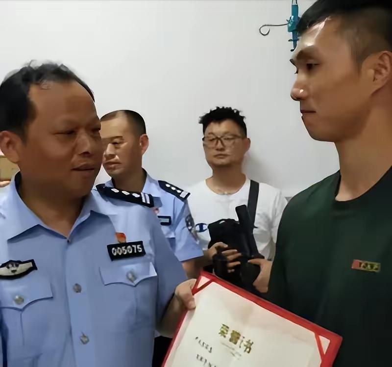 90 后退伍兵抓贼认出对方是孩子，心软松手瞬间被连捅 5 刀！如今他的选择让人泪