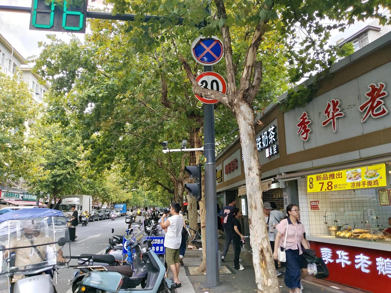 1-这条大街在遇难同胞纪念馆附近，参观完后可以来这里吃东西。
2-由于这里地处居