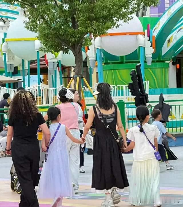 谢娜带女儿去乐园游玩，母女三人手牵手，跳跳俏俏长高到妈妈肩膀