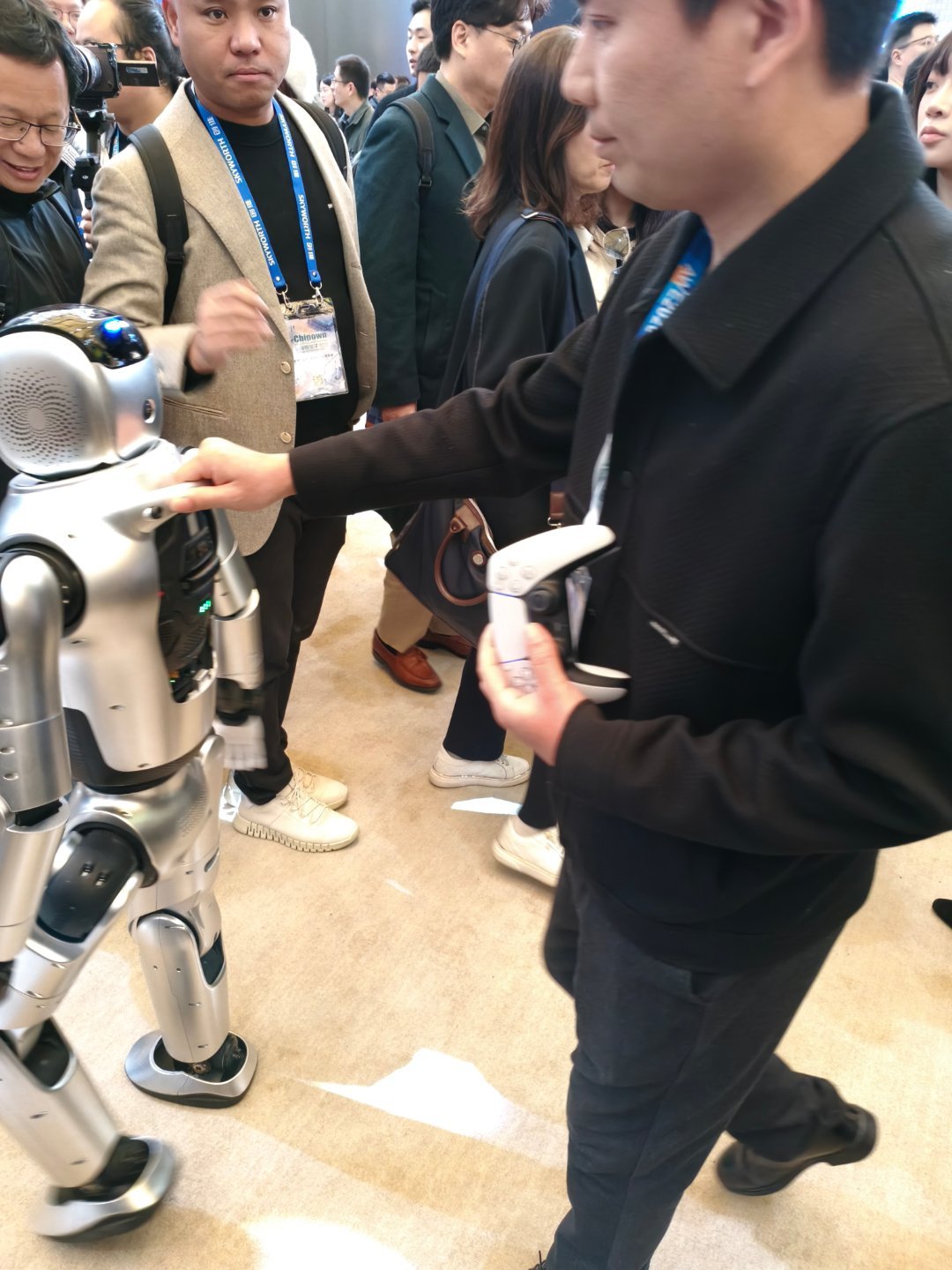 索尼合作伙伴啊，海信这边，居然是用索尼的PS5手柄来操控机器人的 