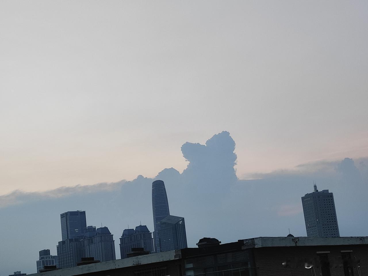 我的今日状态：😁轻松愉快
我这里的天气：☀️晴天
变幻的天空，有趣的云彩，用你