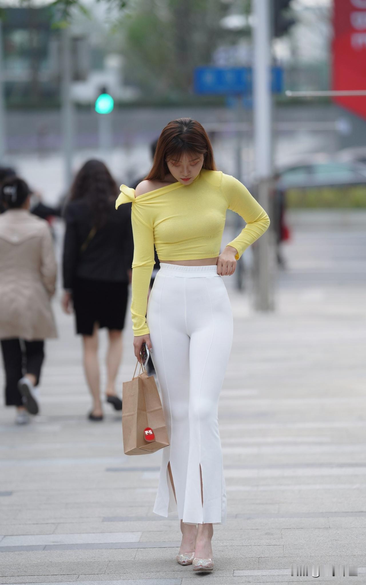 今天出门，发现自己的步伐好像变成了模特的走秀！ ​​​