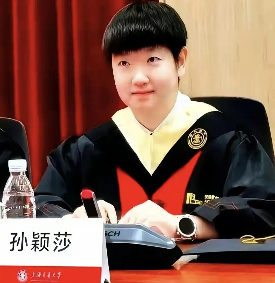 孙颖莎清华推免面试，令人惊奇的一幕发生，没有围观尖叫只有你好
孙颖莎去清华大学推