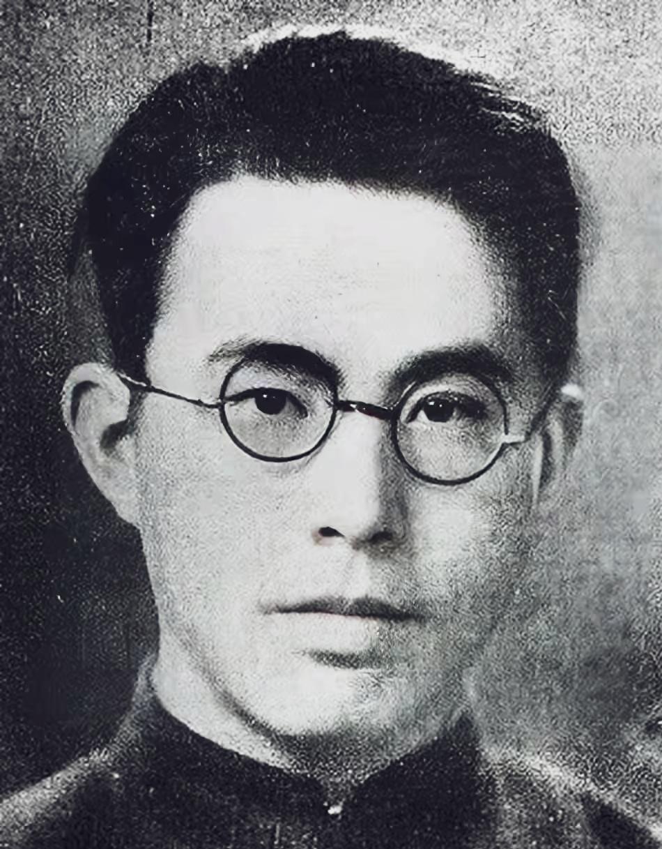 1942年，地下党郑文道求死未果被日军囚于医院，护士换药时总多给一张纱布，他猛然