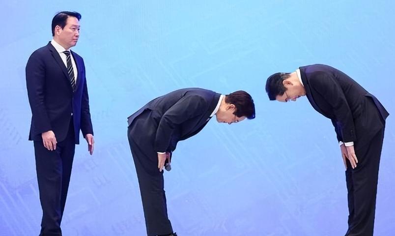 堂堂韩国总统，竟然差点给财阀下跪了！就在青瓦台，李在明一个90度大鞠躬，硬生生把