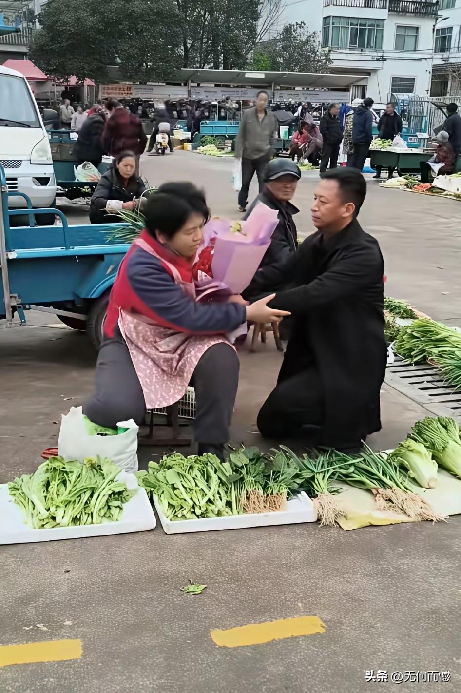 这个卖菜的大姐魅力也太大了，居然能吸引这个帅气的中年男人跪下献花，公开示爱，说明