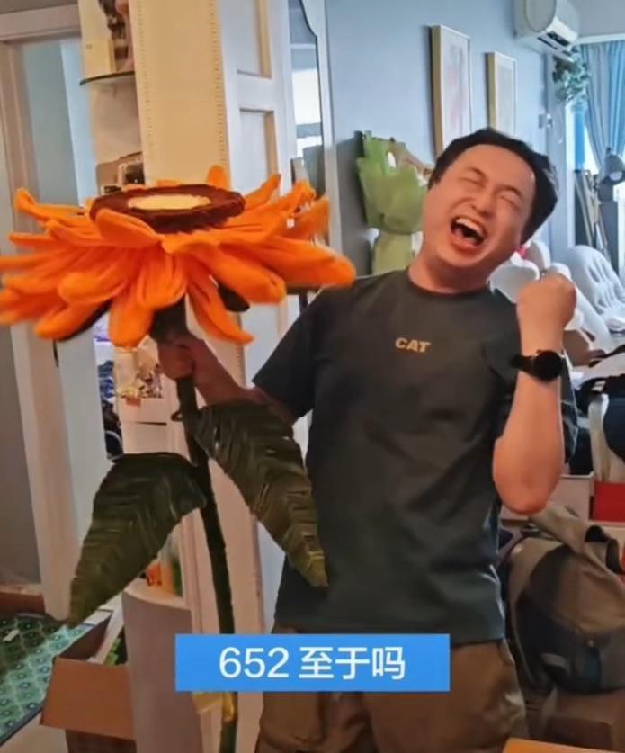6月24日，2026年广东高考成绩放榜。在深圳一户人家，当查分界面跳出"652分