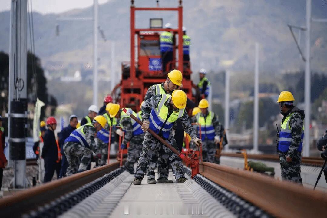 国铁头条【“五一”假期多地铁路工程建设持续推进 重点项目加速实施】“五一”假期，