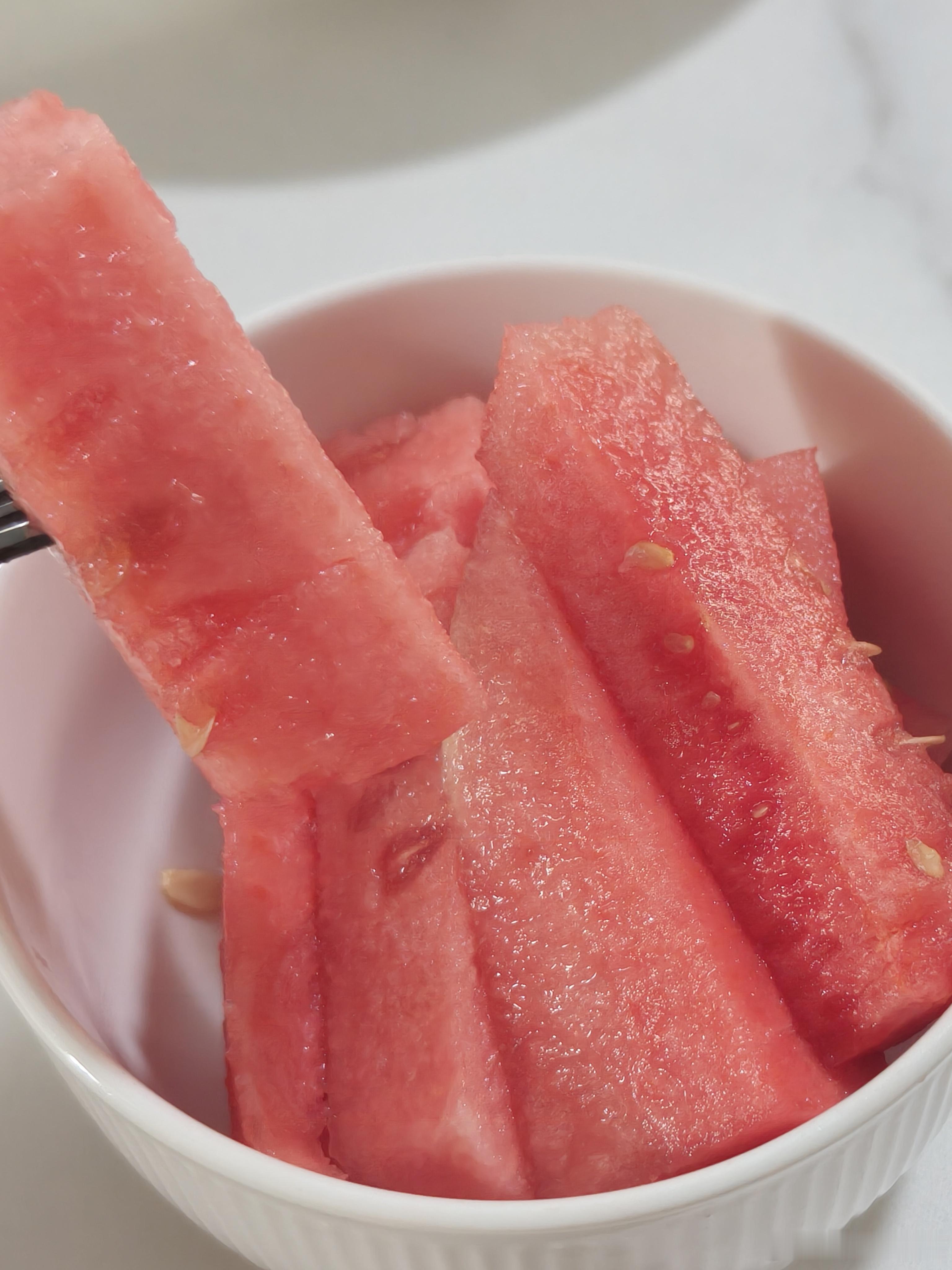 解锁西瓜懒人神仙切法🍉 闺女说这样吃着真方便不用啃得满脸汁水，切成一根根长条，