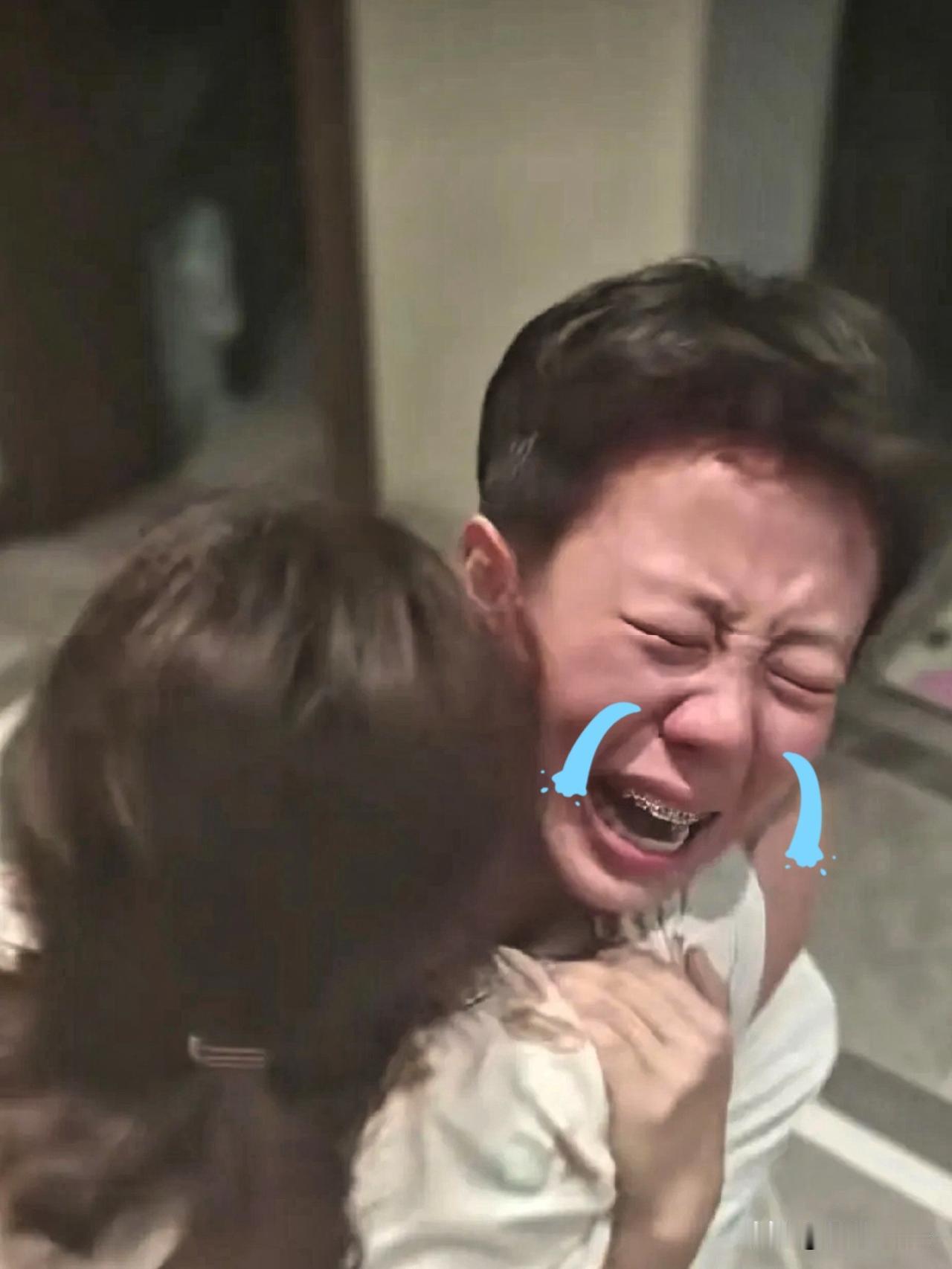 女孩查完高考分数，突然给妈妈跪下，含泪说出的话让妈妈瞬间泪崩。

这位山西女孩今