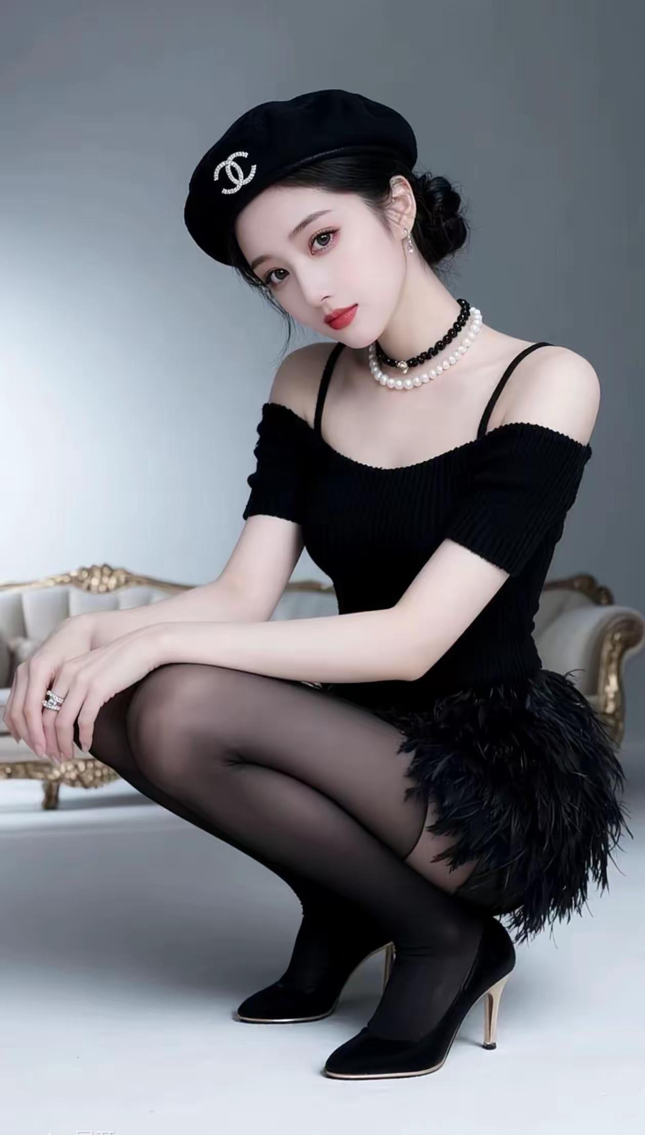 优雅黑裙搭配珍珠项链，复古帽子和高跟鞋，尽显时尚魅力！👗💎👠