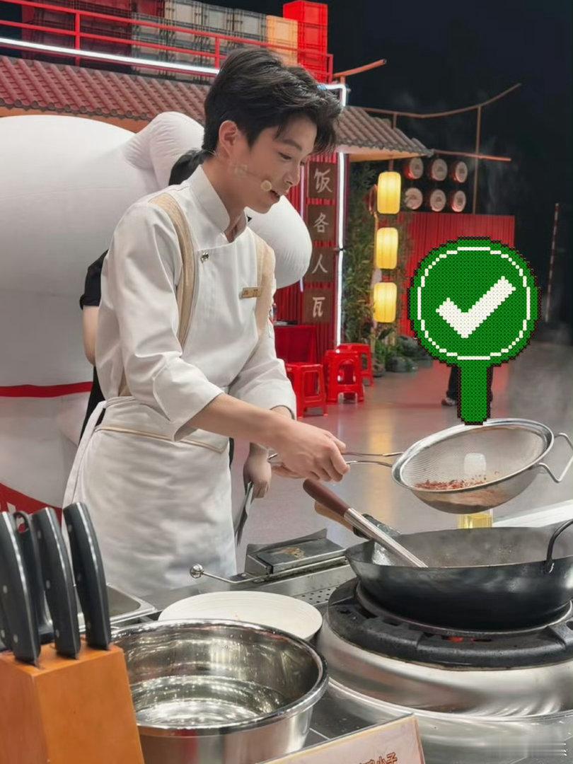 沈梦辰李维嘉回应节目黑幕 湖南选手勾芡成功进入前三引发全网质疑。现场厨师直接开问