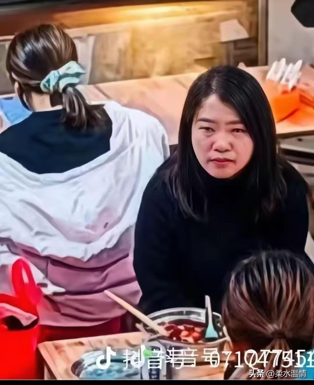 现在全网最难受的人，
不是那个被浇螺蛳粉汤的受害者，也不是那个泼别人螺蛳粉汤的女