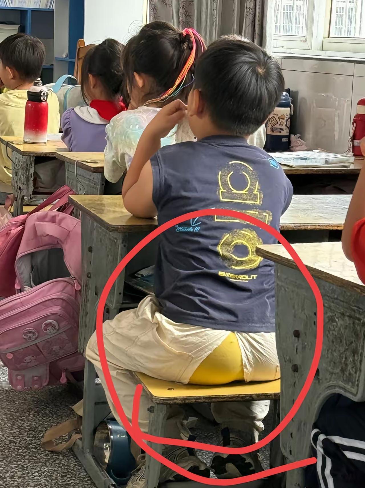 小宝贝你这是穿错裤子了吧，哈哈，好可爱