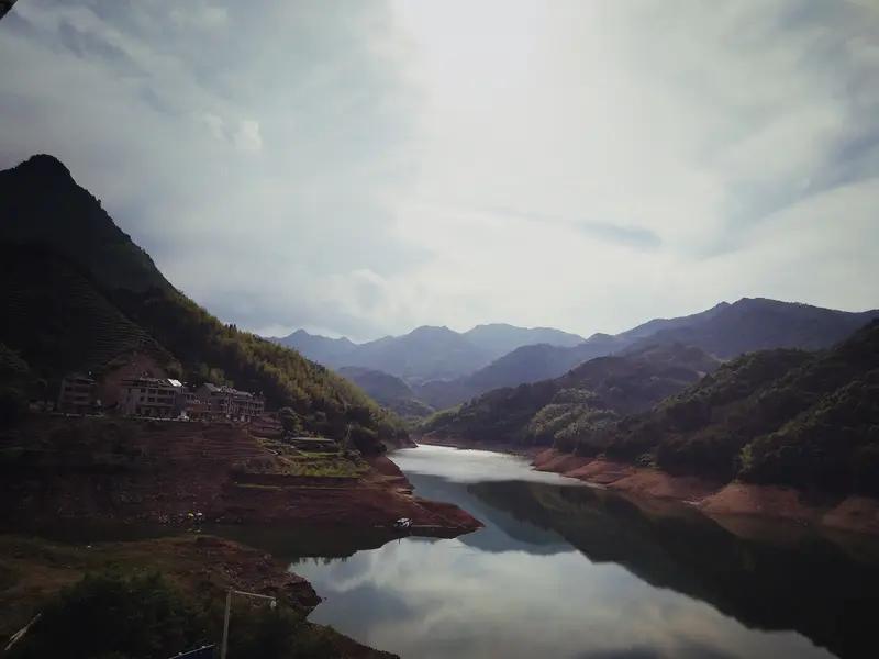 维康药业是一家集研发、生产、销售于一体的国家高新技术企业，扎根在有“浙江绿谷、天