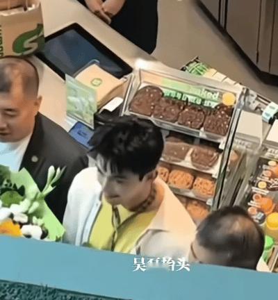 吴磊一直活得肆意洒脱吴磊提到出发说走就走旁人被繁杂计划困住脚步，他遵从内心的念头