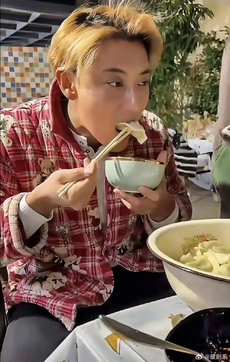 我就纳了闷了！黄子韬穿着四川省服直播到底图个啥？往身上一套，宽松随性，但是干活不