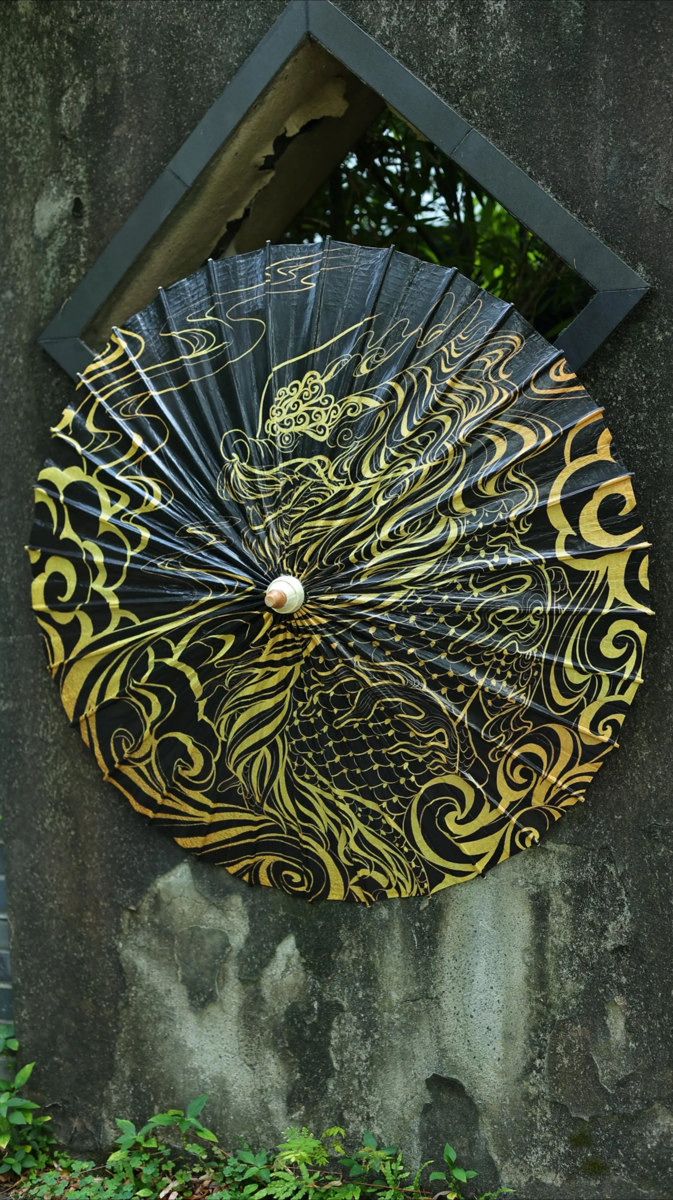 祥瑞麒麟油纸伞，古韵与祝福的交织。伞面以深邃的黑色为底，沉稳大气，尽显...