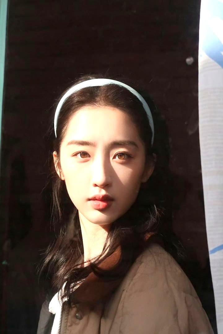 21岁，没上过一天表演课，凭什么让资本大佬排着队塞资源？
难道真以为靠的是那张胶