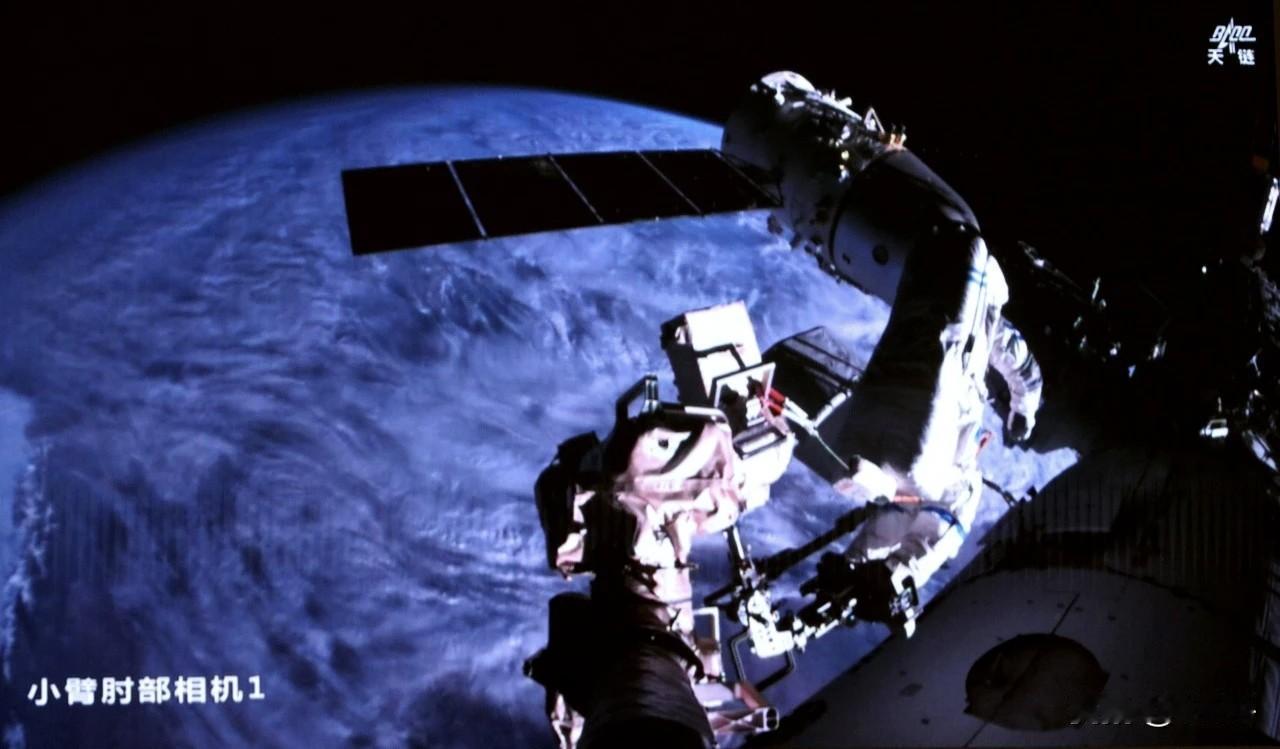 悄么声的完成了第三次出舱任务……
棒棒哒！
又一次没有预告的出舱任务！
一觉醒来