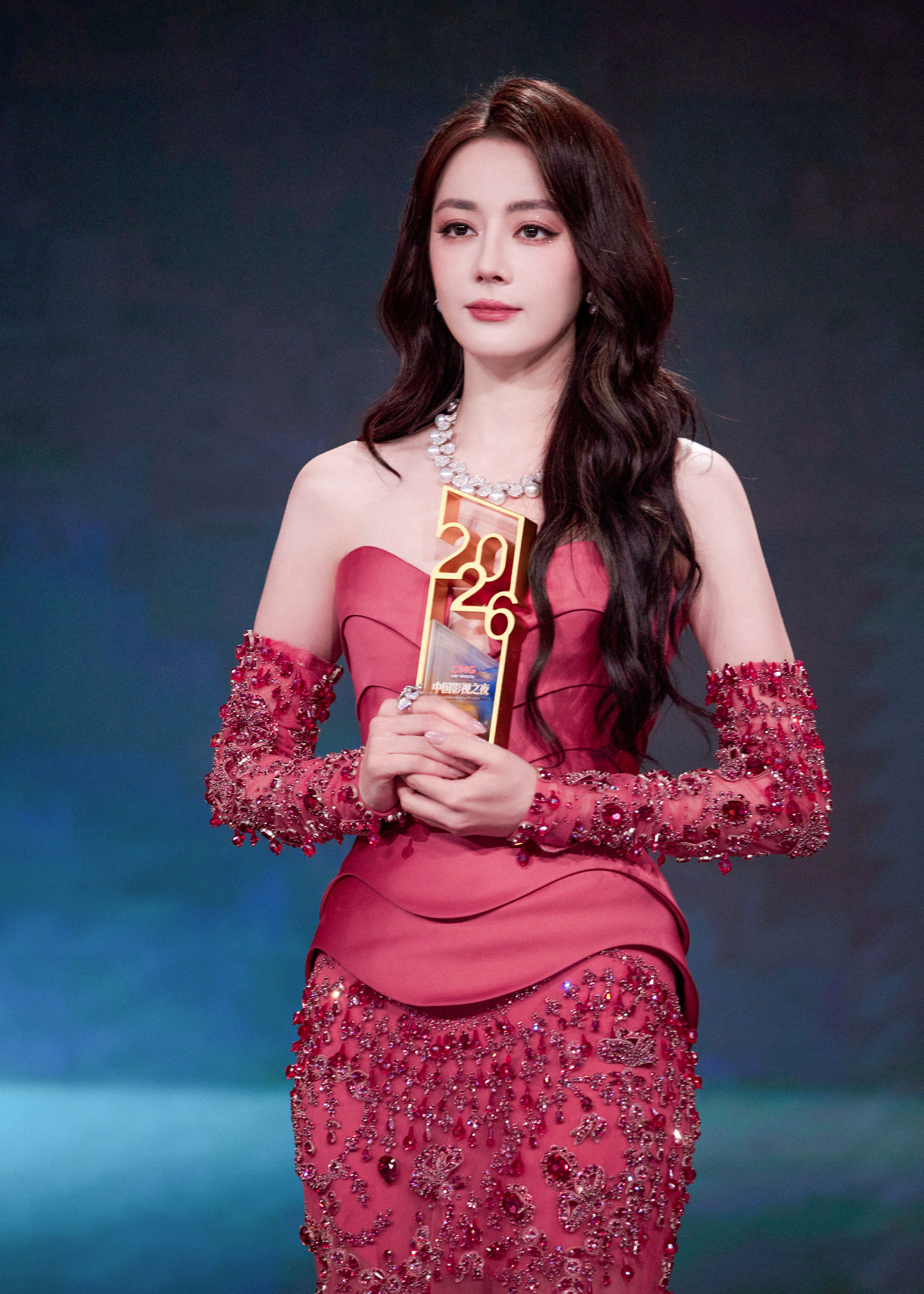 迪丽热巴 🌟2026中国影视之夜 定格此刻，玫瑰正盛放🌹恭喜演员荣获CMG年