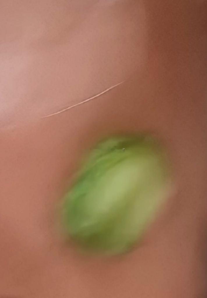 在沙发上啃黄瓜，啃到黄瓜🥒屁股的时候不想下床去扔垃圾桶🗑，就咬成片片给哥哥敷