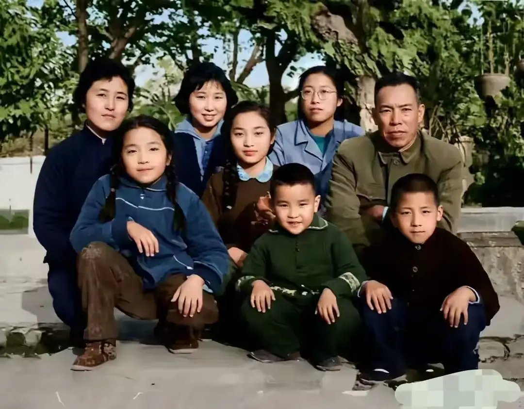 1963年，梁兴初与任桂兰以及儿女们在广州留下了一张珍贵的合影 