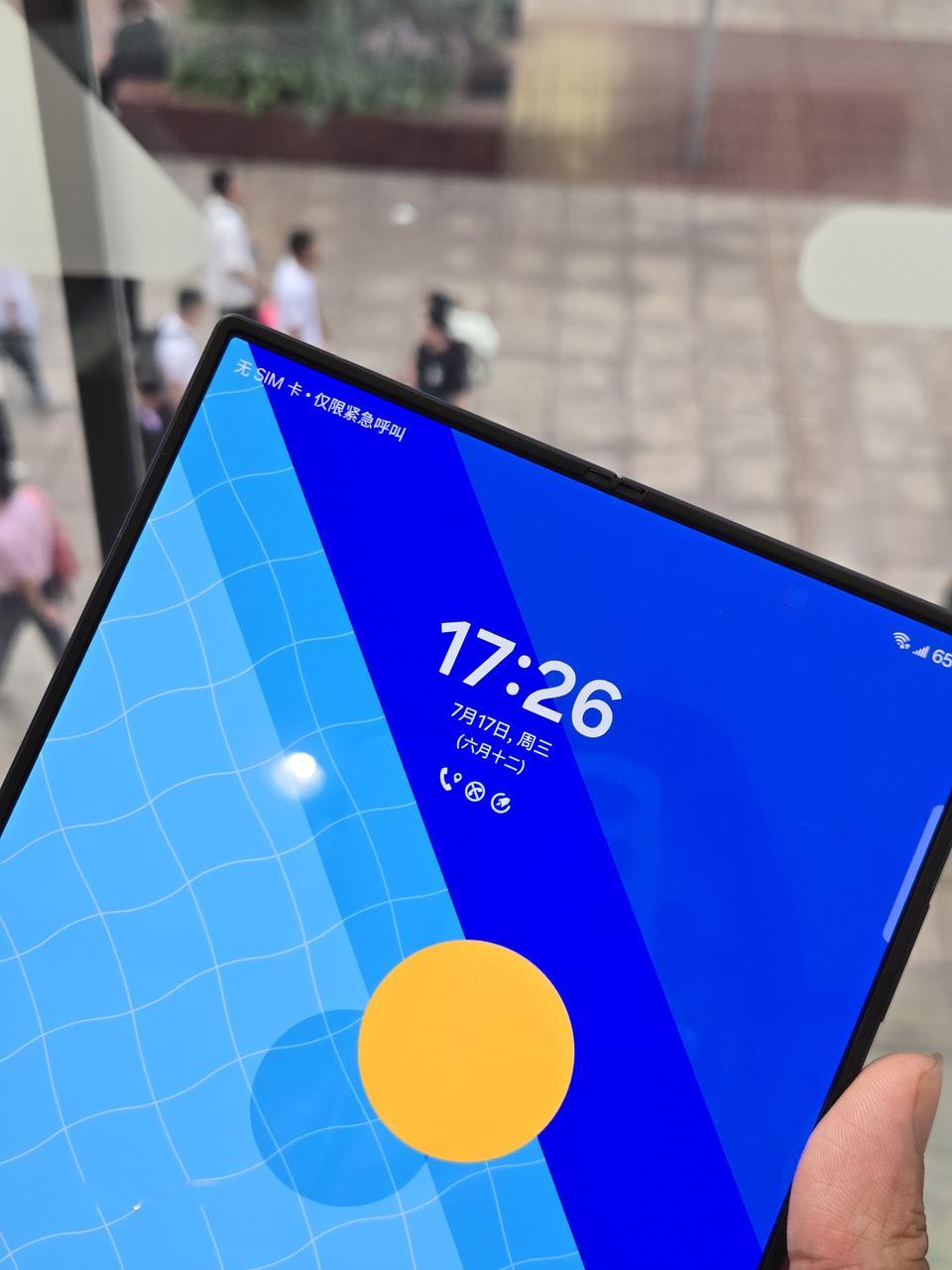 昨天上手体验了一下#三星zfold6# ，手里的S24+瞬间不香了，想换成#三星