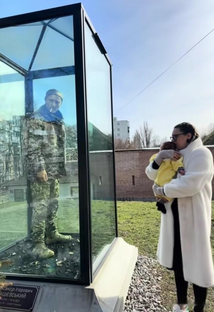 望着这座乌克兰英雄的雕像，这位母亲会对自己的孩子讲些什么呢？或许她正复述着这位英