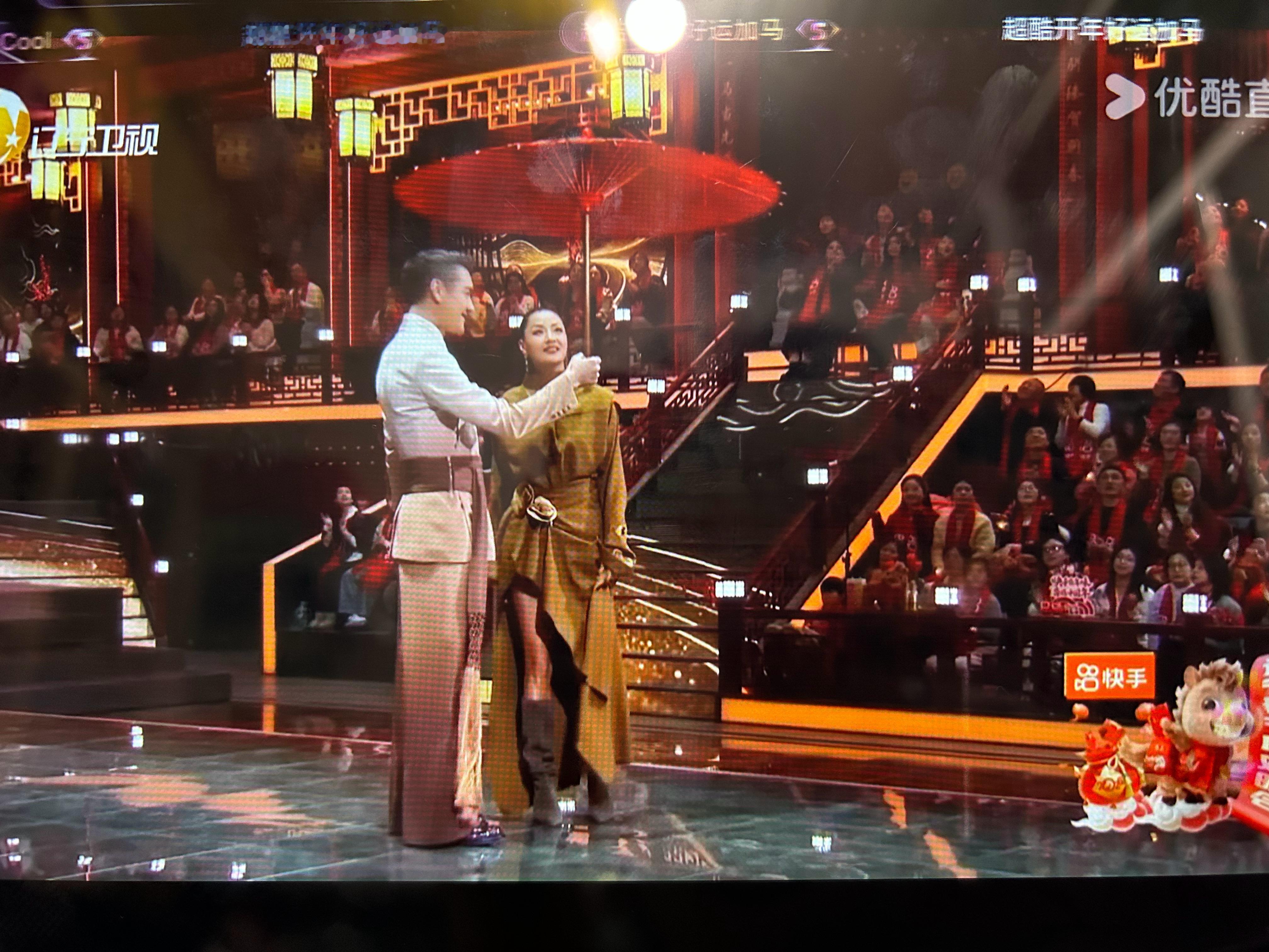 辽宁卫视春晚胡兵和瞿颖的这个时装音乐秀好看诶！两人颜值真高！衣服换的跟变魔术一样