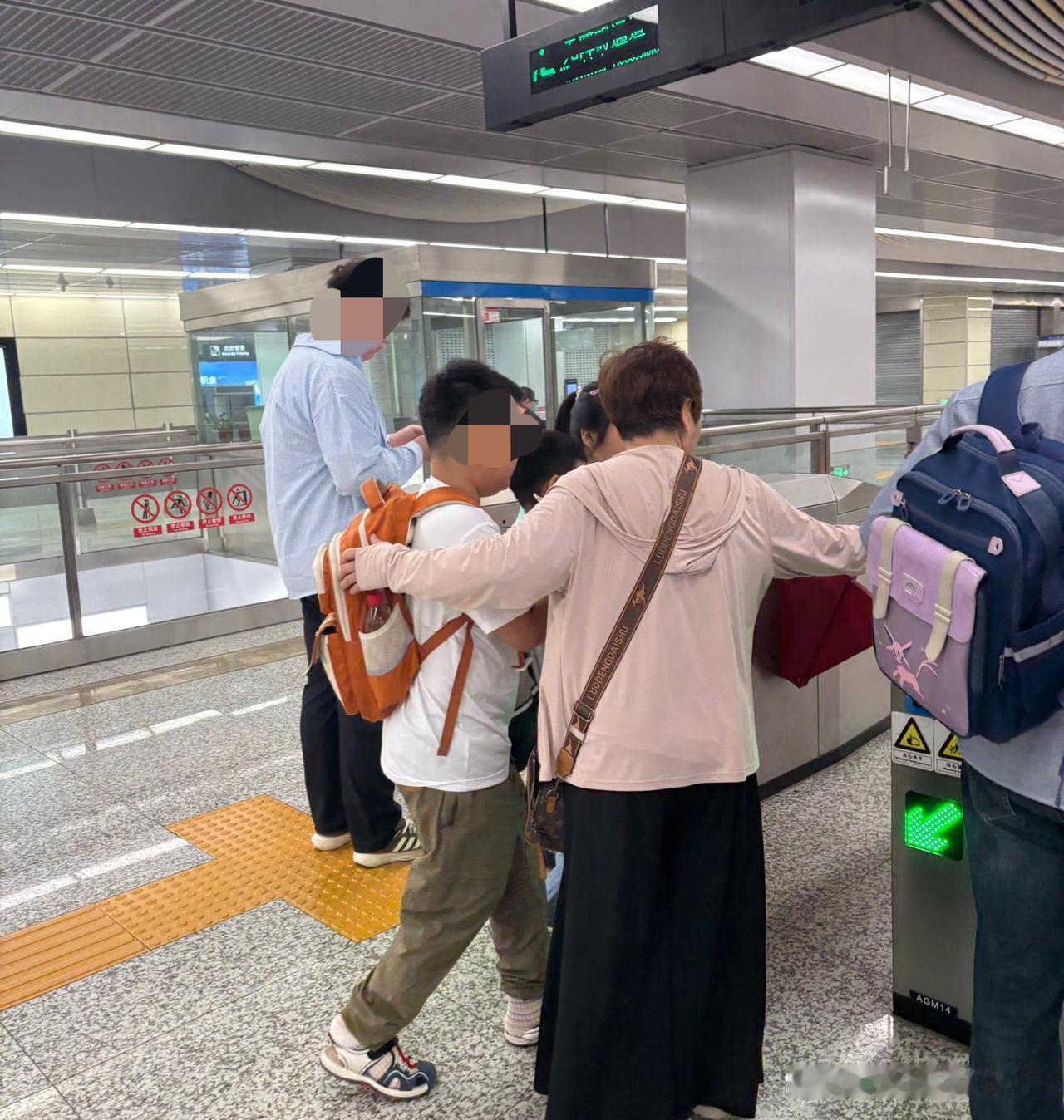 沈阳这事看着真有点堵心。一个大人拿着一张地铁卡，带着三个一米五左右的孩子一起过闸