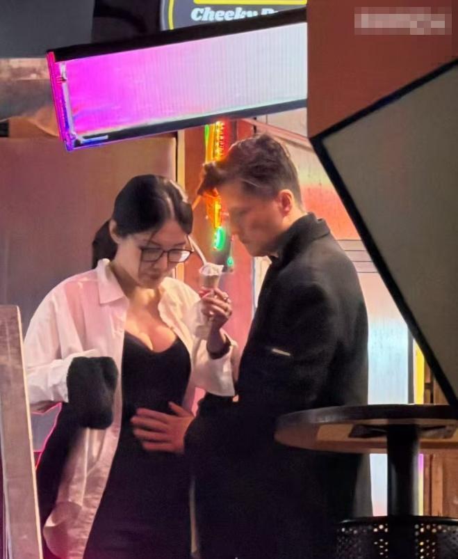 婚纱遮不住的不是幸福，是孕肚。
徐冬冬巴厘岛秘密婚礼现场，白色绸缎在腹部形成微妙