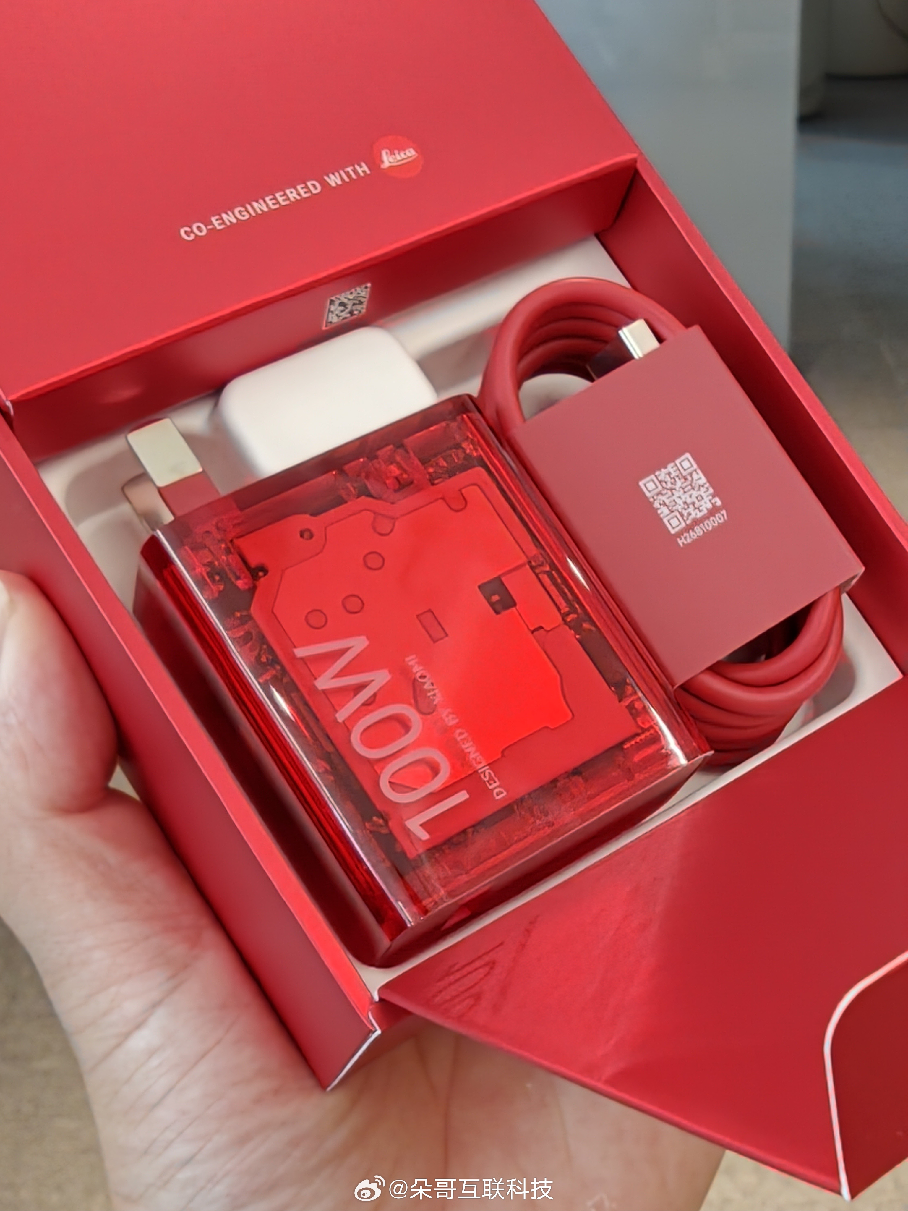 小米18 Pro Max探索版这套透明充电器质感太好，我是真不舍得拆开用[阴险]